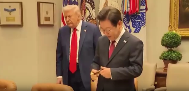 特朗普李在明互相“讨要”礼物