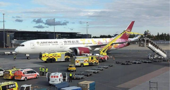 吉祥航空飞机机翼芬兰被擦碰 滑行时意外碰撞客梯车