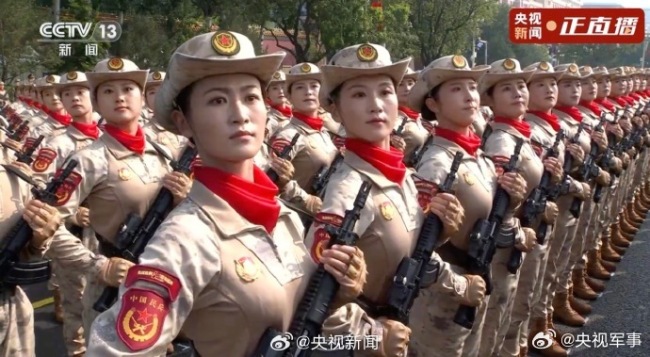 英姿飒爽！女民兵方队亮相阅兵现场 巾帼不让须眉