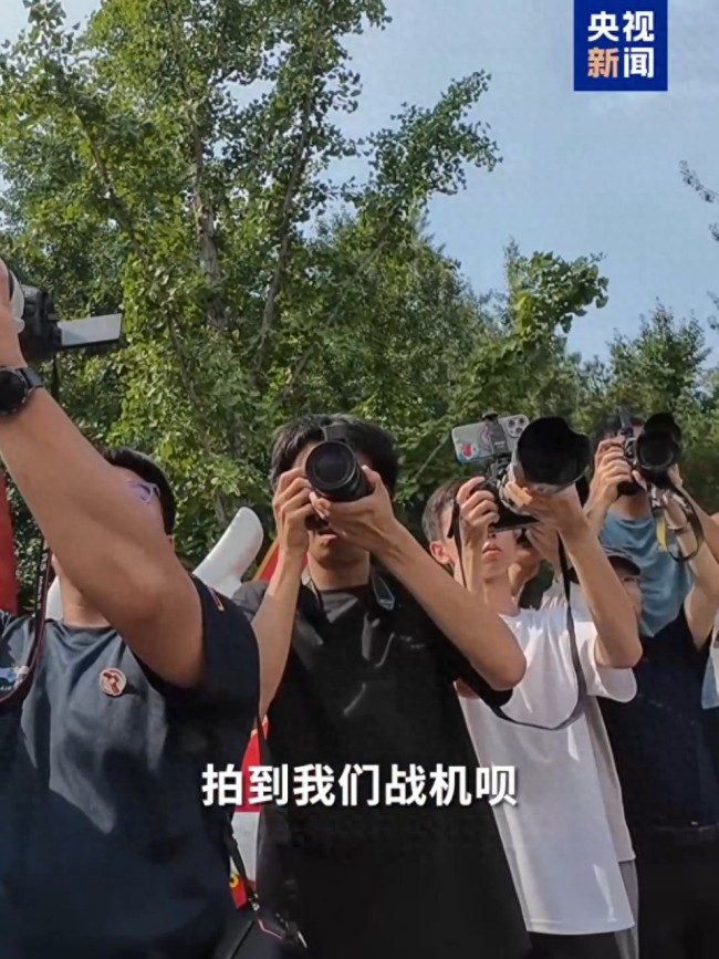 阅兵当天的北京处处都有追飞机的人 空中梯队万众瞩目