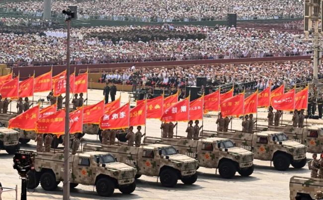 九三大阅兵的新装备,竟让西方破防到“拒绝接受现实”?