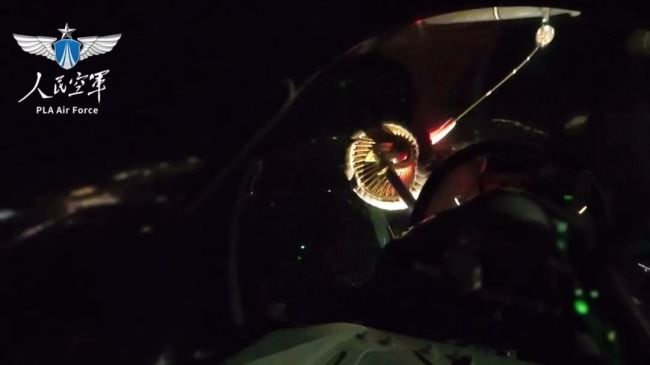 夜空穿针!新飞行员空中加油训练直接上强度