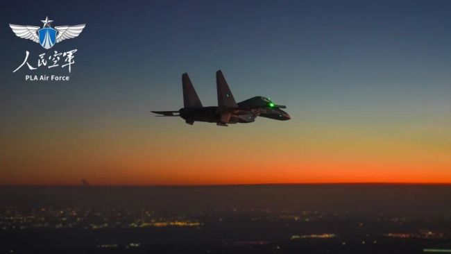夜空穿针!新飞行员空中加油训练直接上强度