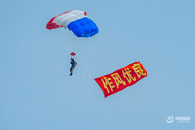 把诗写在蓝天，解锁中国军人的云端浪漫