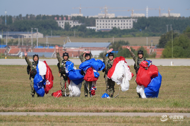 把诗写在蓝天，解锁中国军人的云端浪漫