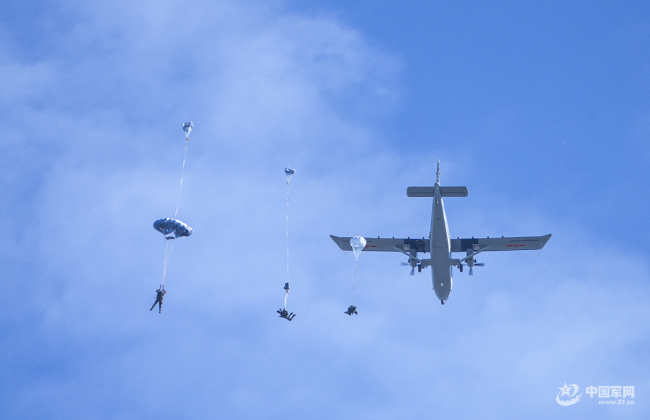 把诗写在蓝天，解锁中国军人的云端浪漫