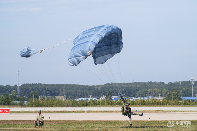 把诗写在蓝天，解锁中国军人的云端浪漫