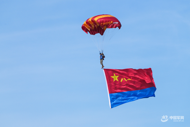把诗写在蓝天，解锁中国军人的云端浪漫