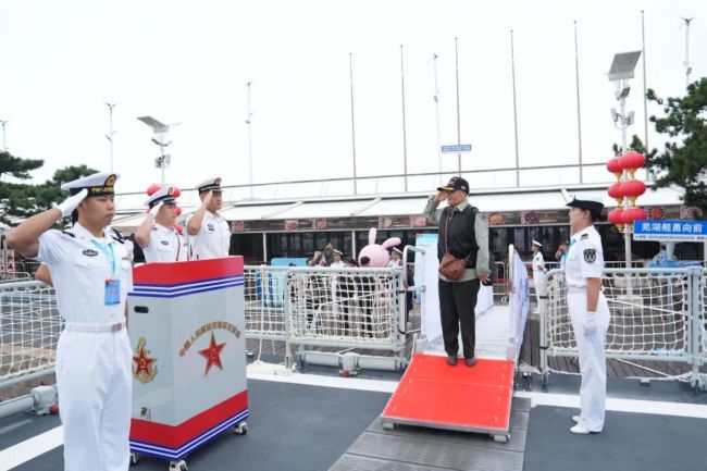 舰艇开放活动,海军小姐姐太宠娃了!