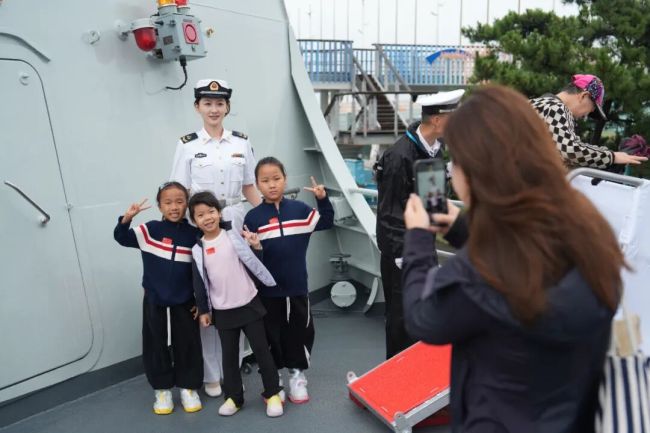 舰艇开放活动,海军小姐姐太宠娃了!