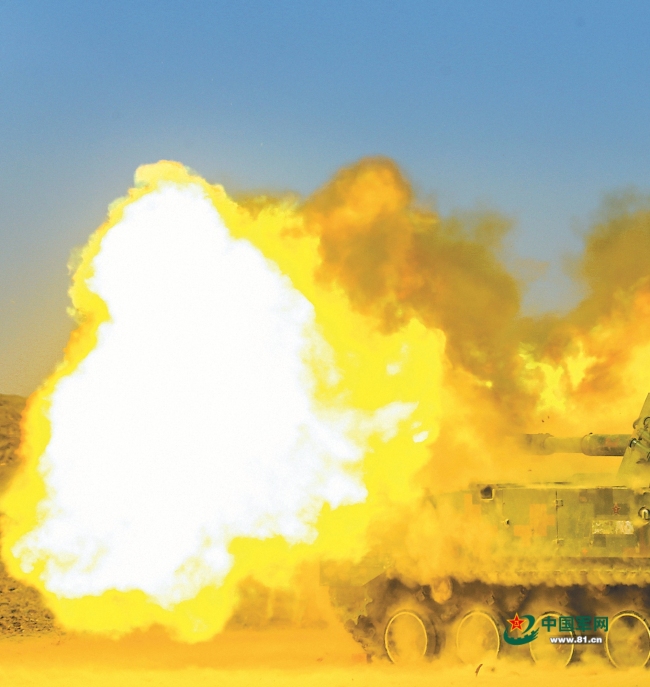 陆军某旅跨昼夜实弹射击训练影像