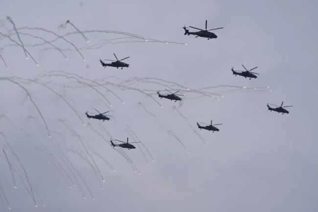 首次亮相！近距离看直-20T凌空画“凤凰”