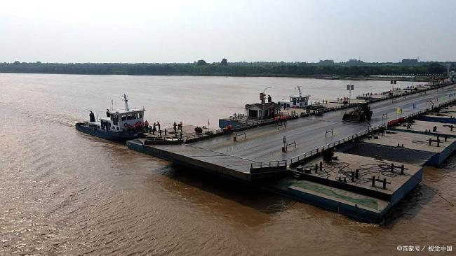 俄空天军再次袭击北顿涅茨河上浮桥!