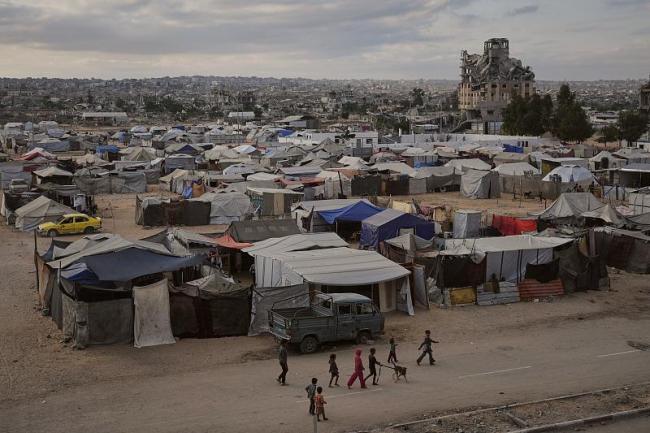 埃及大量援助物资堆积等待进加沙 援助物资排起长龙