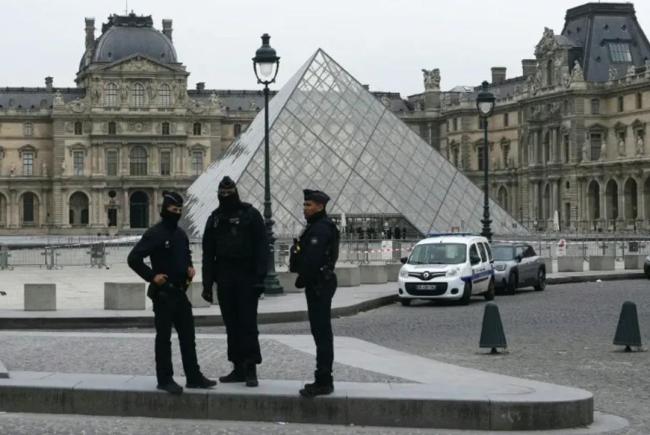 卢浮宫正部署新安保体系 卢浮宫遭劫已立案调查