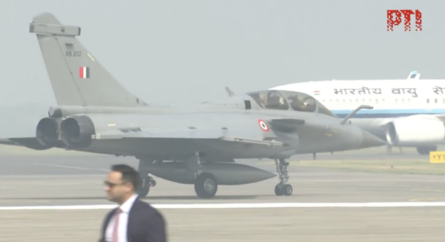 印度总统乘坐“阵风”战斗机,现场画面