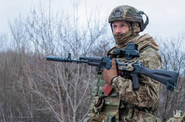 新曝光!中国步枪全部安装消音器,普通士兵要消音器有什么用?