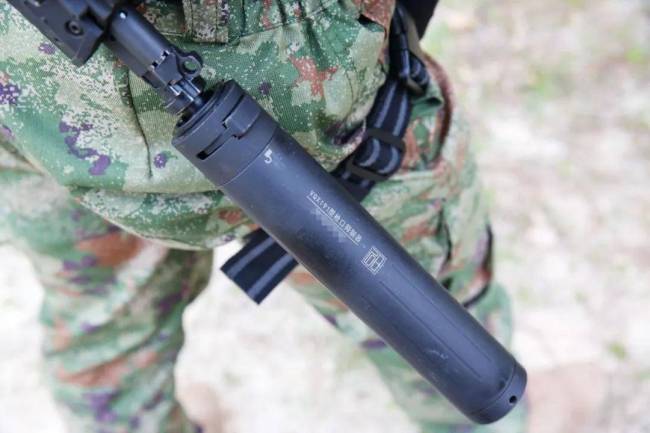 新曝光!中国步枪全部安装消音器,普通士兵要消音器有什么用?