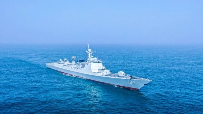 海军第48批护航编队护送船舶通过亚丁湾
