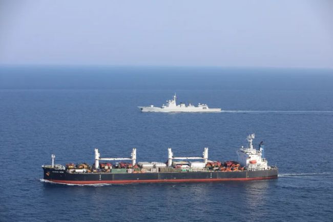海军第48批护航编队护航通过亚丁湾