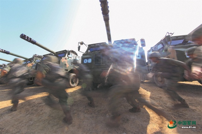 陆军某旅火力分队组织实弹射击考核