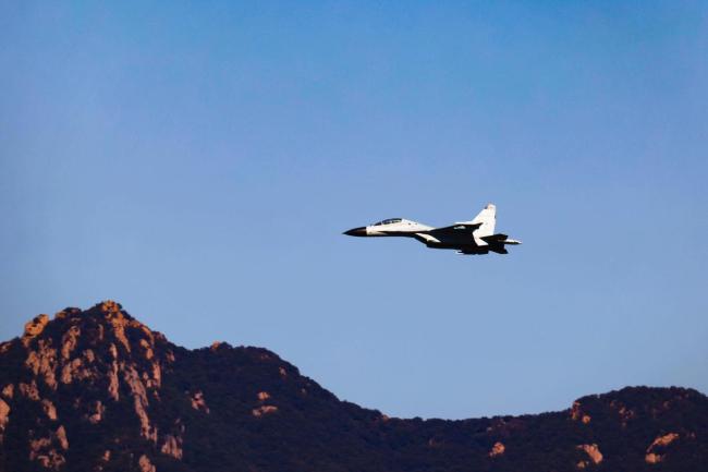 奋飞向战！海军航空兵歼-11B大片上新