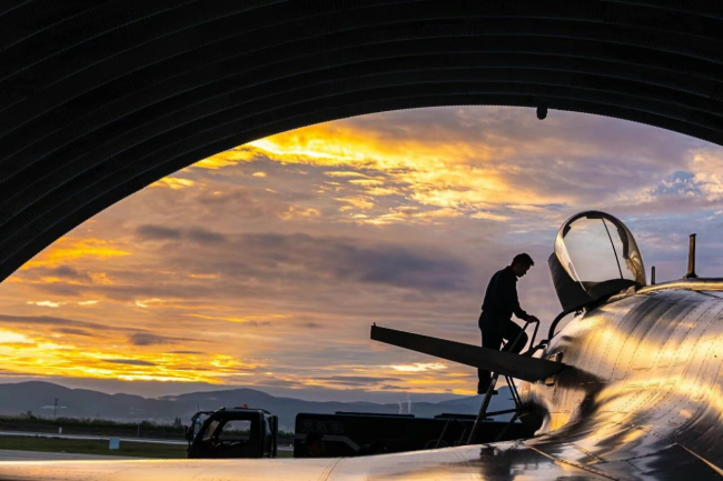 霞光伴鹰飞！空军战机训练壁纸上新