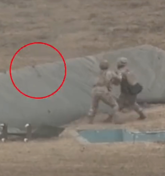 新兵投弹遇险情 安全员处置画面曝光！