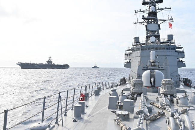 “尼米兹”号打击群在南海与日菲联合演习