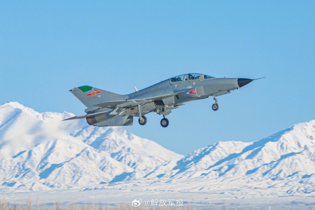 一键收藏！空军战机与雪山同框