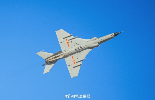 一键收藏！空军战机与雪山同框