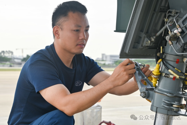“计时,起飞!”云端之上飞行员锤炼实战能力