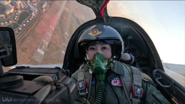 罕见公开 朝鲜女飞行员驾驶苏-25战机！