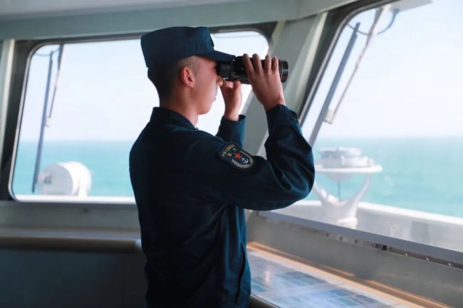 编队出击丨海军湖北舰开展实战化训练！