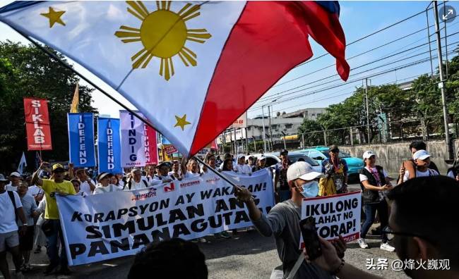 马科斯麻烦大了，12万人冲进首都，总统府被包围，中方增兵黄岩岛