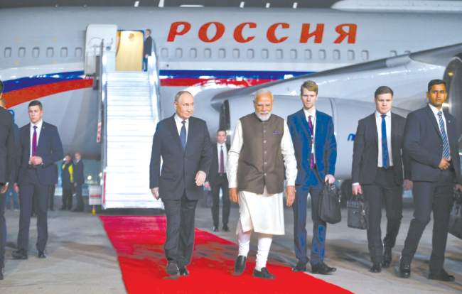 美国紧盯武器交易，莫迪陷入“微妙平衡”，普京俄乌冲突后首访印度