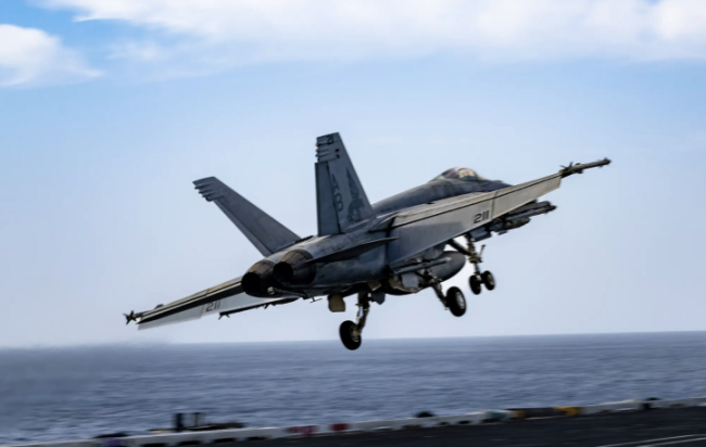 美媒:两架美军“超级大黄蜂”战机飞越委内瑞拉湾,或为美施压后距委领空“最近一次”