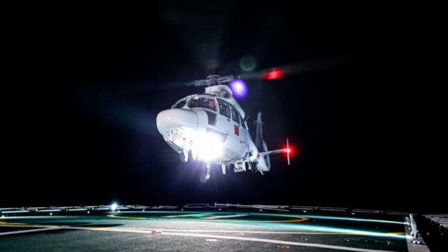 南海某海域 海警直升机展开夜间着舰训练