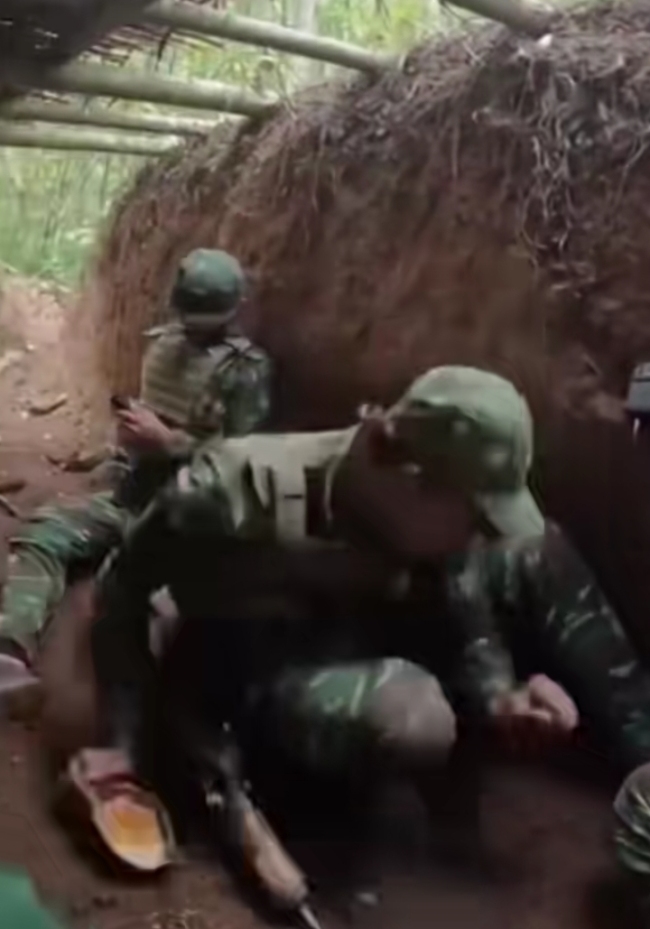 柬埔寨士兵吃飯?jiān)馀趶椧u擊瞬間曝光！