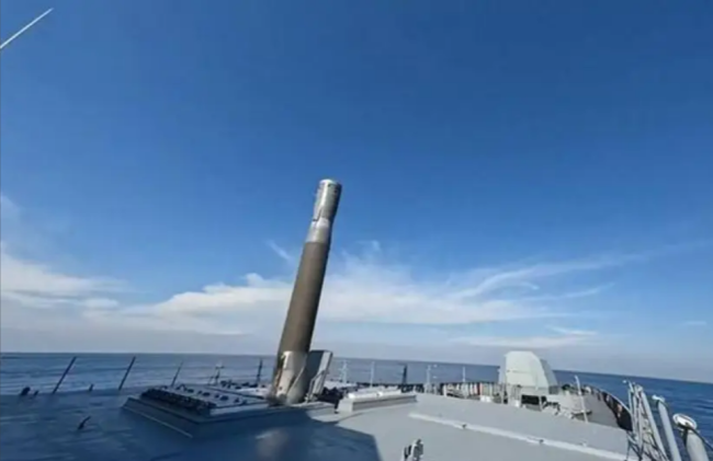 2025军势｜海军武器：航母发展依然受重视，无人潜航器参战开启海战新模式