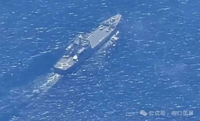 南海风波再起，菲律宾军机偷窥黄岩岛，072坦克登陆舰突现