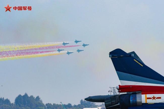 全新阵容!八一飞行表演队完成新加坡航展检验性飞行