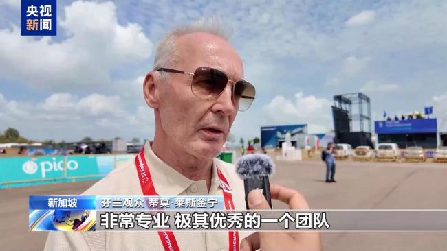 中国空军八一飞行表演队新加坡航展升空献技 现场好评如潮