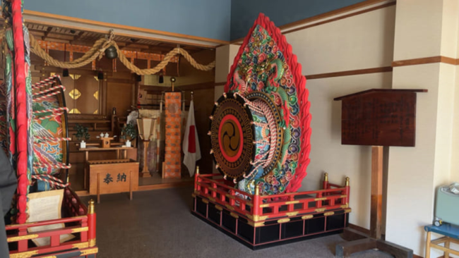 高市背后的女人