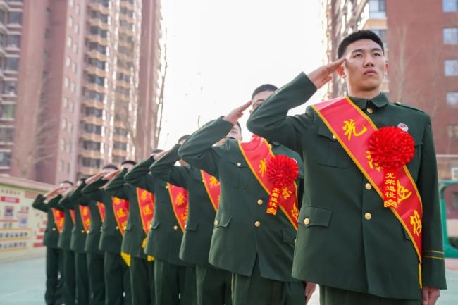 官兵用"士兵突击"式结尾告别军营 情感化仪式触动人心