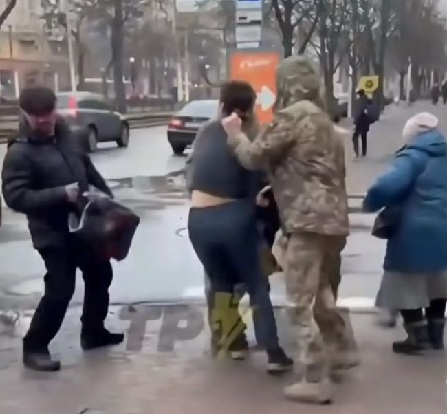 监控：乌克兰征兵人员从轮胎店强行掳走员工