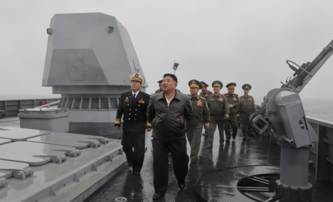 金正恩带女儿视察“崔贤”号驱逐舰，新建3号与4号驱逐舰正在设计优化