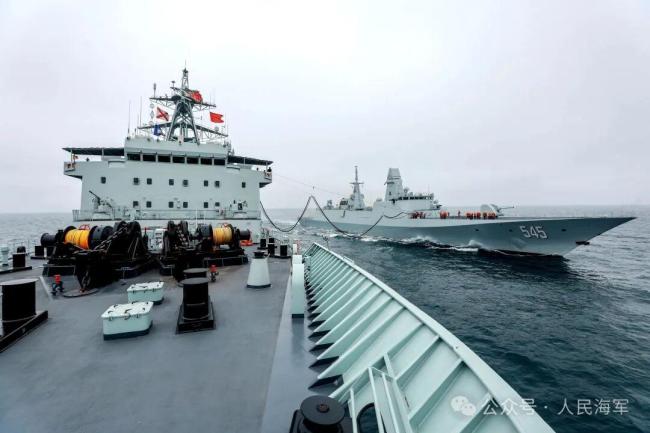 直击现场！东平湖舰为拉萨舰、青岛舰、漯河舰实施补给