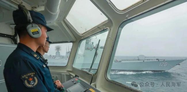 直击现场！东平湖舰为拉萨舰、青岛舰、漯河舰实施补给