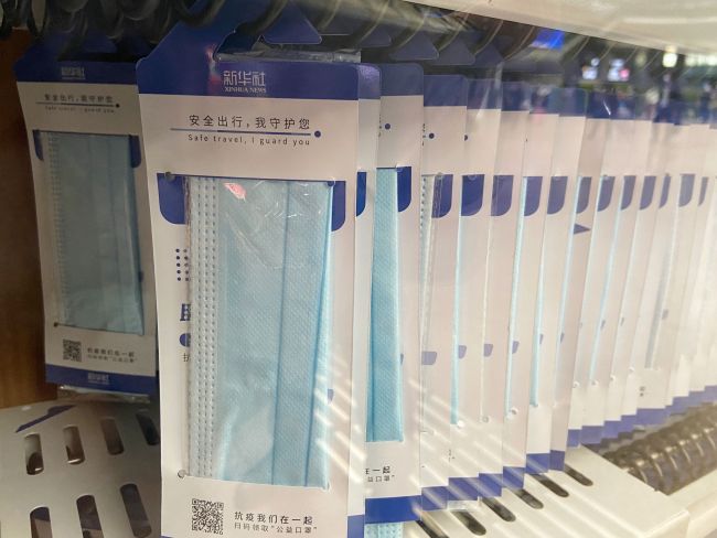 北京多座火车站已设免费口罩领取机 微信扫码领取